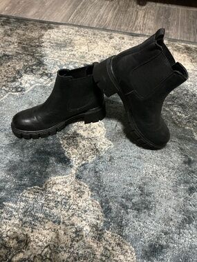 Beautiful Pleather Black Boots